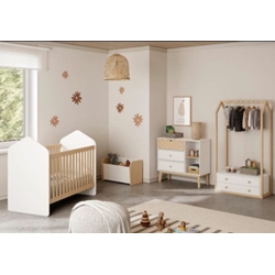Dormitorio de bebé en blanco y madera - Imagen 1